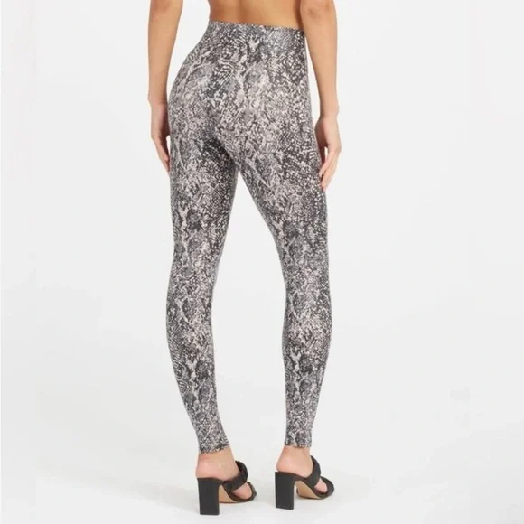 NWT Spanx Faux Leather Snakeskin Shine Print Leggings Grey Black‎ Size Large - Picture 2 of 14